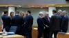 Kryeministri i Hungarisë, Viktor Orban (i katërti nga e djathta) duke biseduar me kryeministrin e Greqisë, Kyriakos Mitsotakis (i treti nga e djathta) gjatë samitit të Bashkimit Evropian, në Bruksel, më 14 dhjetor 2023.