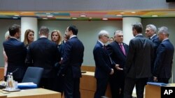 Kryeministri i Hungarisë, Viktor Orban (i katërti nga e djathta) duke biseduar me kryeministrin e Greqisë, Kyriakos Mitsotakis (i treti nga e djathta) gjatë samitit të Bashkimit Evropian, në Bruksel, më 14 dhjetor 2023.