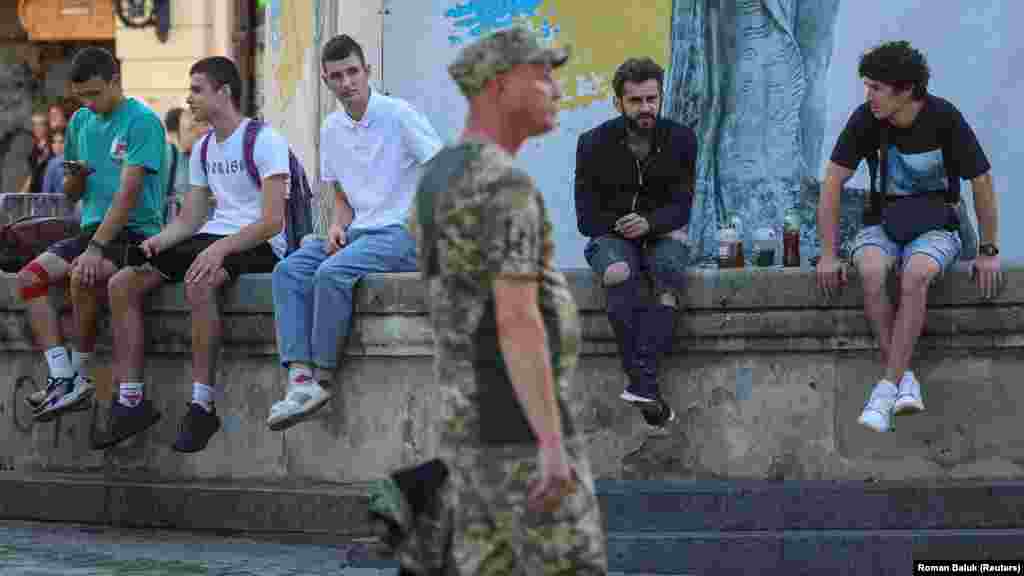 Muškarcima između 18 i 60 godina uglavnom je zabranjeno napuštanje zemlje, ali većina do sada nije pozvana u vojsku. Borbeno prekaljeni veterani izrazili su zabrinutost u lokalnim medijima o tome kako bi na dugoročnu otpornost Ukrajine moglo uticati ono što opisuju kao ružičasti pogled na rat i osjećaj nestrpljenja koji podstiču neke javne ličnosti i novinari. 