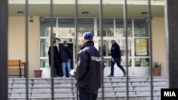 Një polic para një shkolle fillore në Shkup pas alarmit për vendosje të bombës - Fotografi ilustruese nga arkivi.