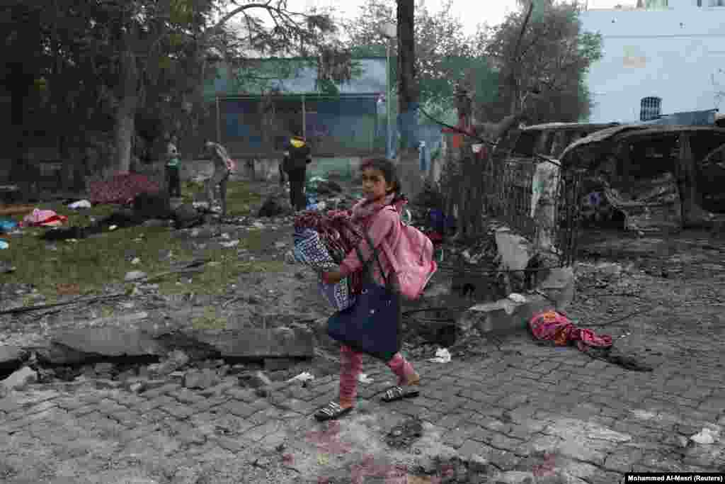 Një vajzë me gjërat e saj shihet në zonën e spitalit Al-Ahli ku qindra palestinezë u vranë në një shpërthim, për të cilin zyrtarët izraelitë dhe palestinezë fajësuan njëri-tjetrin. Palestinezët që u larguan nga shtëpitë e tyre, po strehoheshin në këtë spital mes konfliktit të vazhdueshëm me Izraelin, në Qytetin e Gazës, 18 tetor 2023.