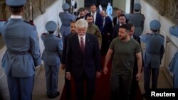 Президент Чехии Петр Павел приветствует президента Украины Владимира Зеленского в Пражском Граде в Праге. 6 июля 2023 года