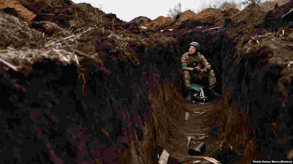 Украина сарбазы окопта отыр. Бахмут қаласы үшін шайқас бірнеше айдан бері жалғасып жатыр. 