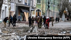 Рятувальники працюють на місці російського обстрілу в Херсоні, 2 лютого 2024 року