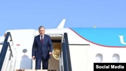 Ուզբեկստանի նախագահ Շավքաթ Միրզիյոևն իջնում է օդանավից, արխիվ