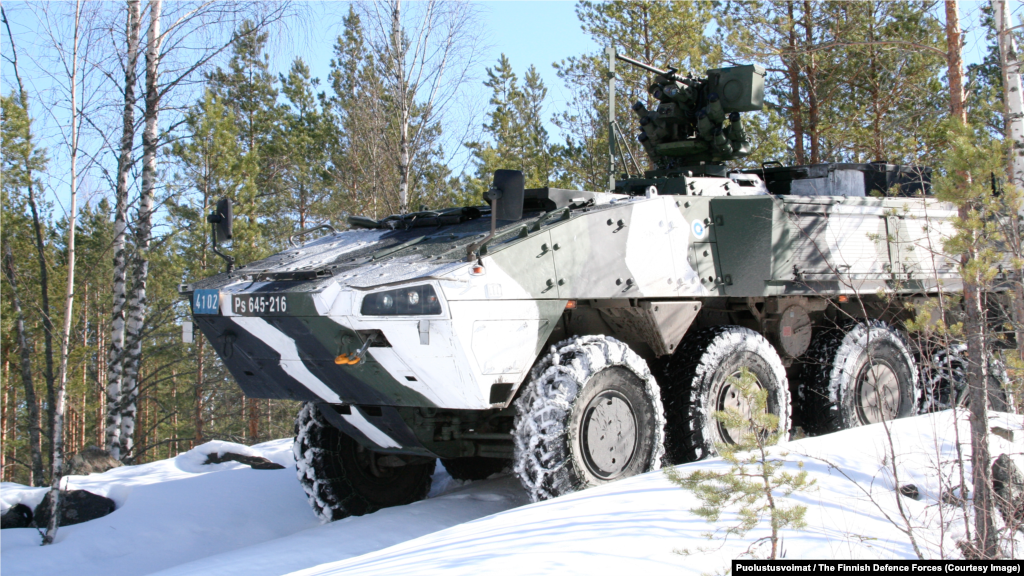 Бронетранспортёр Patria XA-360 Машина финского производства оснащена системой вооружения, которая может дистанционно наводиться наводчиком, сидящим внутри корпуса БТР. Машина, которая может передвигаться по болотистой местности, может перевозить до 11 военных 