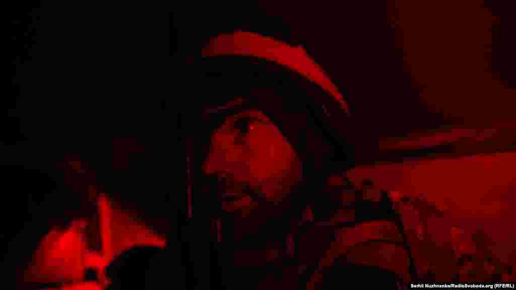 Un soldat ucrainean se reculegeîn transportorul care-l duce pe linia frontului. „Înaintarea trupelor noastre pe direcția Bahmut este primul succes al acțiunilor ofensive în apărarea Bahmutului", a afirmat generalul-colonel Oleksandr Sîrski, comandantul forțelor terestre ucrainene, într-o declarație postată pe aplicația de mesagerie Telegram.