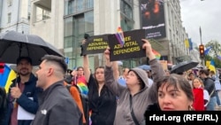 Серед учасників Маршу рівності були й заклики до світової спільноти: зокрема допомогти зі звільненням українців, військовополонених в РФ; та надати Україні оброєння для ППО; Київ, 16 червня 2024 року