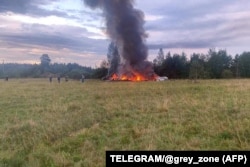 Rrënojat e enjë avioni duke u djegur, në të cilin besohet të ketë qenë si pasagjer edhe shefi i Wagner-it, Yevgeny Prigozhin, më 23 gusht.