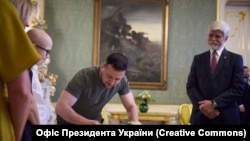Украинскиот претседател Володимир Зеленски во посета на Чешка, во претседателската вила во Прага
