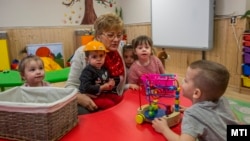 Egy óvodapedagógus foglalkozást tart a kétegyházi Román Nemzetiségi Általános Iskola és Óvoda egyik termében 2019. január 16-án (képünk illusztráció)
