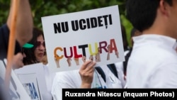 Aproximativ 300 de angajați de la mai multe muzee din țară au protestat în Piața Victoriei fațp de subfinanțarea domeniului.