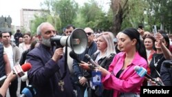 Բագրատ արքեպիսկոպոս Գալստանյանը բողոքի ակցիայի ժամանակ, Երևան, մայիս, 2024թ. 