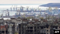 На фото видно порт на узбережжі окупованого РФ Маріуполя, жовтень 2022 року