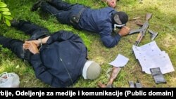 Fotografi e publikuar nga Ministria e Brendshme serbe që shfaq policët e arrestuar të Kosovës. 