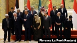 Ministri i Jashtëm i Kinës, Wang Yi, mirëpret një delegacion të ministrave nga shtetet arabe dhe myslimane. Pekin, 20 nëntor 2023.