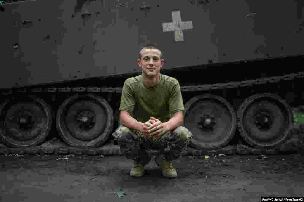 „Бев тежок алкохоличар кој позајми многу пари. Сега, многу се каам за тоа“, вели регрут со знакот за повикување „Иан“, кој бил затворен поради нанесување телесни повреди.