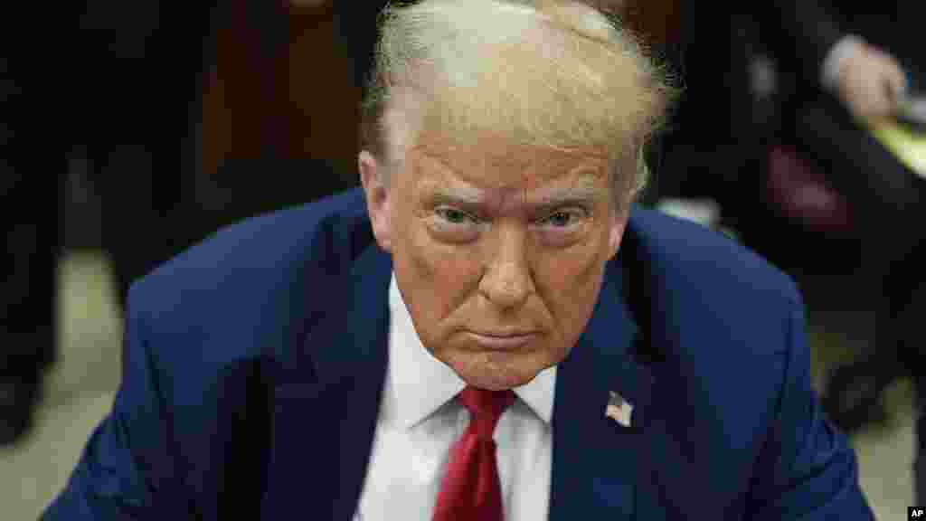 Donald Trump volt amerikai elnök várja a tárgyalás kezdetét a manhattani büntetőbíróságon, New Yorkban 2024. május 6-án. Huszonnégy nappal később, május 30-án ő lett az első volt elnök, akit elítéltek üzleti nyilvántartás hamisításáért
