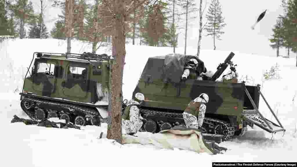 120 гусеничных миномётов KHR TEKA Тяжёлый миномёт, установленный внутри прицепа для гусеничной машины финского производства, позволяет огневому расчёту производить около десятка миномётных выстрелов в минуту, а затем покинуть позицию до того, как радары противника смогут точно установить его местоположение