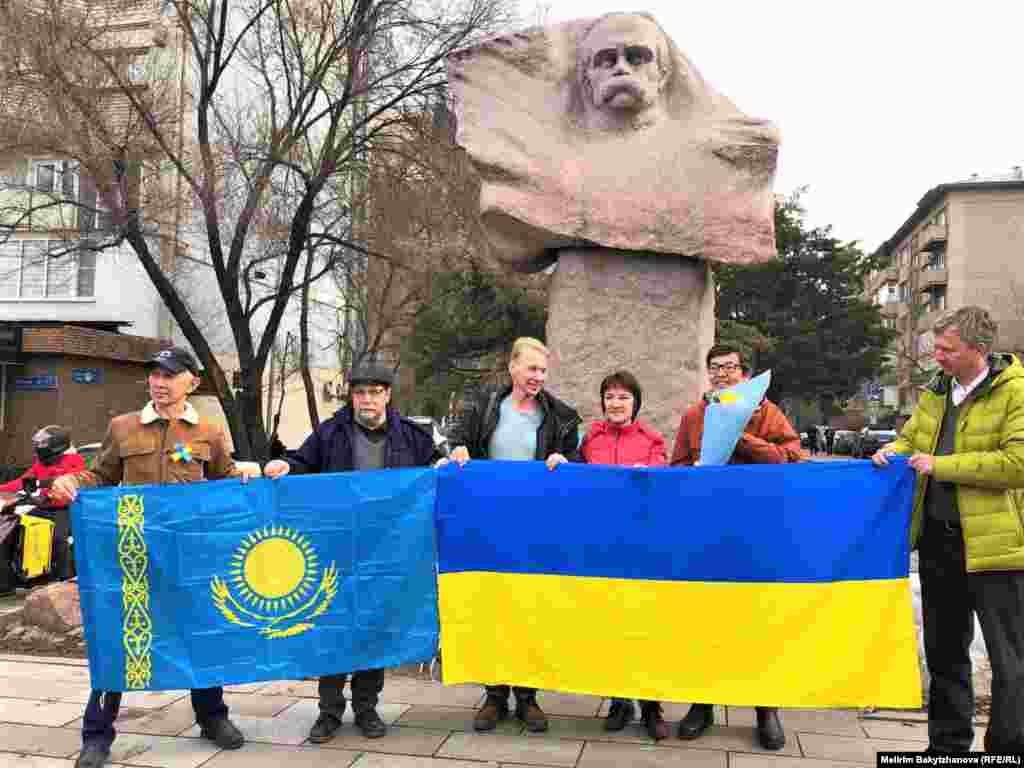 24 ақпанда Алматыда украин ақыны Тарас Шевченко ескерткіші маңына бірнеше құқық қорғаушы мен белсенді жиналып, Ресей басқыншылығын айыптап, Украинаға қолдау білдірді. Ресей Украинаға басқыншылық соғыс ашқанына бір жыл толды.