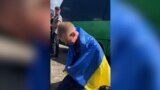 Ukrán zászlóba burkolózva, sírva borultak a földre a hadifogságból hazatért ukrán katonák 