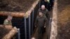 Președintele ucrainean, Volodimir Zelenski, inspectează liniile de apărare construite în regiunea Sumî, în timpul unei vizite din 27 martie 2024.