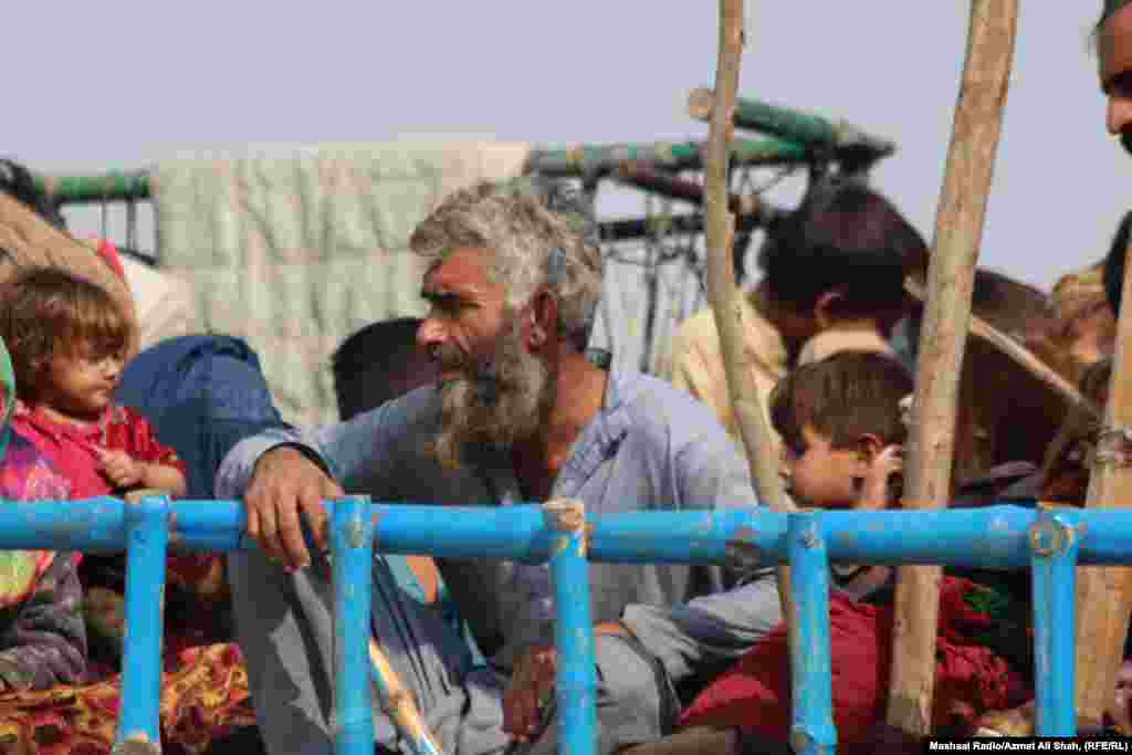 Disa familje afgane të hipura në një kamion përpara se të udhëtonin në Afganistan, vetëm disa orë para skadimit të afatit.