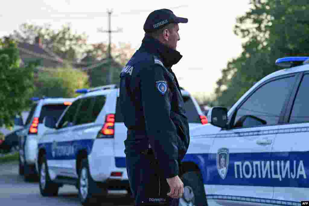 Patrulla të policisë në fshatin Dubona afër Mlladenovcit.