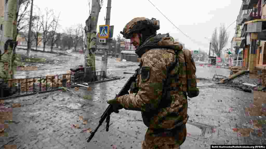 Un militar ucrainean în Bahmut, pe 25 februarie 2023.
