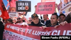 Kosovari protestează la Haga, în ziua când a început procesul împotriva fostului președinte Hashim Thaci și a altor foști lideri ai Armatei de eliberare a Kosovo, Haga, 3 aprilie 2023. 