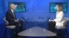 Secretarul general al NATO, Jens Stoltenberg (stânga), în dialog cu Zoriana Stepanenko de la serviciul ucrainean RFE/RL, Bruxelles, 3 aprilie