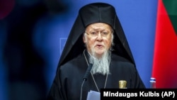 Patriarhul Ecumenic al Constantinopolului Bartolomeu I vorbește în timpul unei conferințe de presă după întâlnirea sa cu prim-ministrul Lituaniei, Ingrida Simonyte, la sediul guvernului din Vilnius, 21 martie 2023.