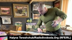 Художник-військовослужбовець Віталій Гайдар за роботою, яка рятує