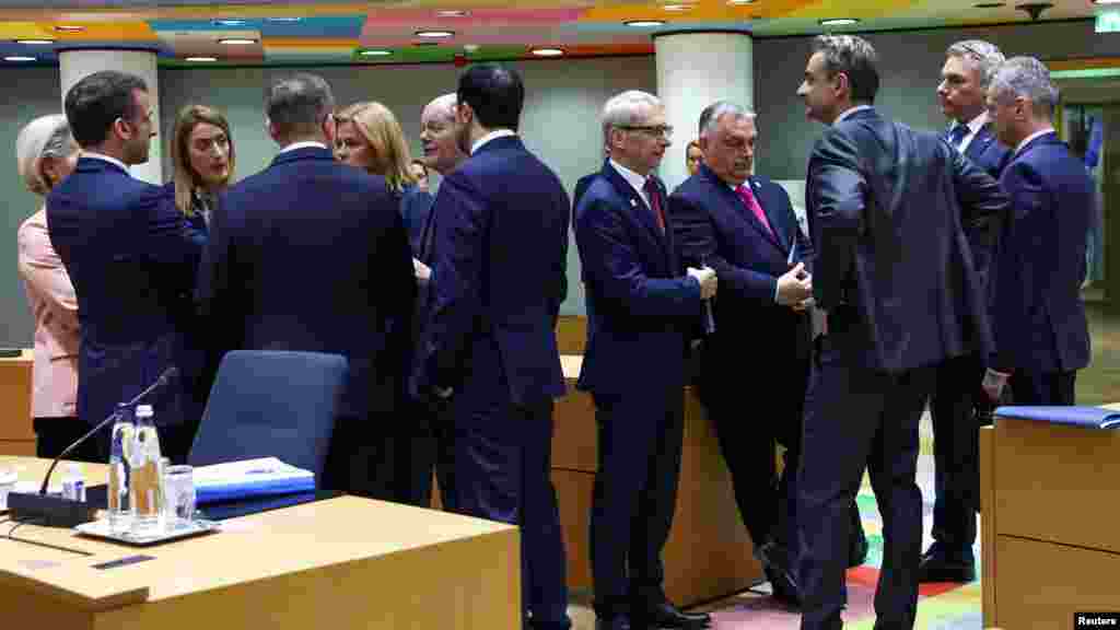 Ursula von der Leyen, az Európai Bizottság elnöke, Emmanuel Macron francia elnök, Roberta Metsola, az Európai Parlament elnöke, Olaf Scholz német kancellár, Nikosz Hrisztodulidesz ciprusi elnök, Nyikolaj Denkov bolgár miniszterelnök, Orbán Viktor magyar miniszterelnök és Kijrákosz Mitsotakisz görög miniszterelnök az Európai Unió vezetőinek csúcstalálkozóján Brüsszelben, 2023. december 14-én. Orbán Viktor szerint Ukrajna nem áll készen a csatlakozási tárgyalások megkezdésére, ezért annak megindítása szerinte rossz döntés. „A rossz döntés költségeit nem mi fizetjük meg, hanem akik megszavazták!” - áll a legfrissebb bejegyzésében