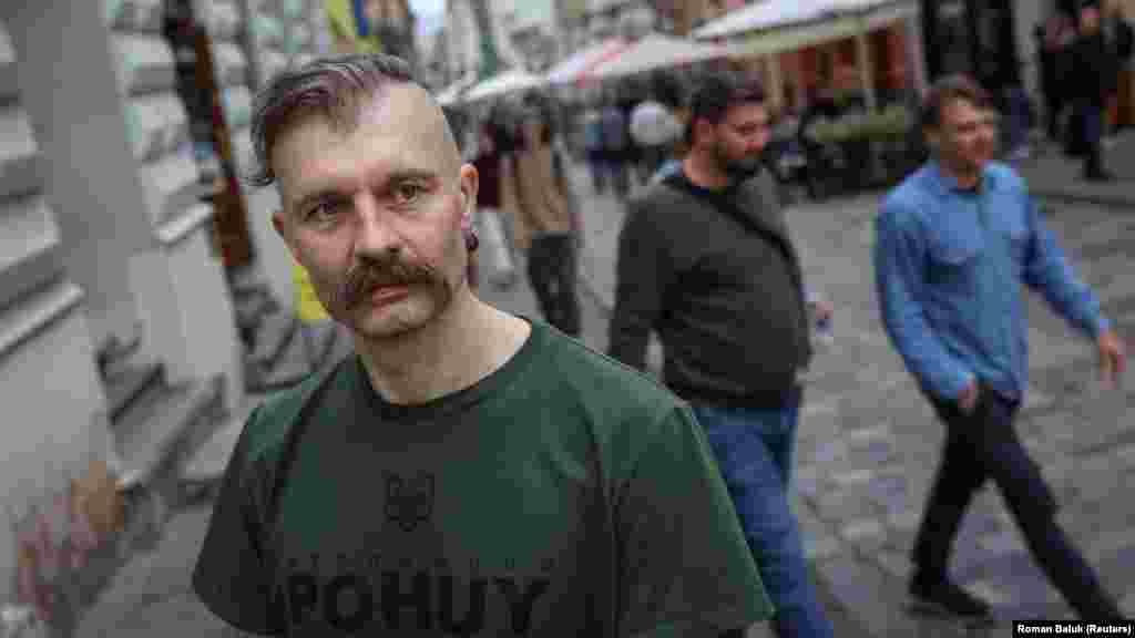 S obzirom da je javni moral i dalje visok dok Ukrajinci pozdravljaju svoje trupe kao heroje, Yabchanka -- koji ima brkove i frizuru u kozačkom stilu -- kaže da su oni koji su bliski nekome ko se bori obično realističniji. On se brine da mnogi vojno sposobni muškarci neće biti spremni za realnost žestoke bliske borbe i teške artiljerijske vatre ako bi bili pozvani. 