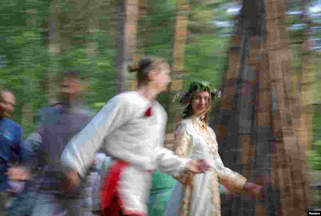 Ljudi plešu tokom festivala Ivana Kupale, koji obilježava dan ljetnog solsticija, u Lenjingradskoj oblasti, Rusija, 20. juna 2024. 