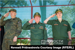 Dmitri Kelov (djathtas) në një fotografi të publikuar nga Novosti Pridnestrovia pranë Dmitri Zelenkov, shefit të Grupit Operativ të Trupave Ruse, 29 korrik 2022.