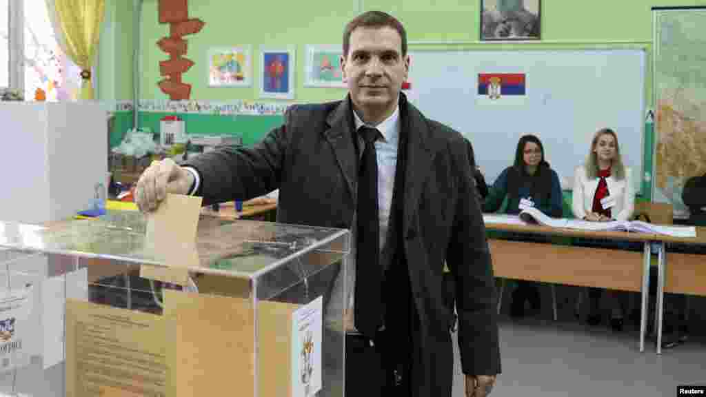 Miloš Jovanović, az ellenzéki Szerbiai Új Demokrata Párt vezetője leadja szavazatát egy szavazóhelyiségben a parlamenti választásokon Belgrádban 2023. december 17-én. A 8273 szavazóhelyiség helyi idő szerint vasárnap este 8 órakor zárt, a hivatalos eredményeket várhatóan hétfő este 8 óráig teszik közzé. A választási bizottság tájékoztatója szerint a regisztrált választópolgárok 51,93 százaléka szavazott, ami körülbelül egy százalékponttal több, mint a tavaly áprilisi parlamenti választáson