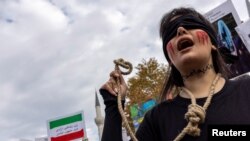 Учасниця протесту через смерть Махси Аміні в Туреччині, листопад 2022 року