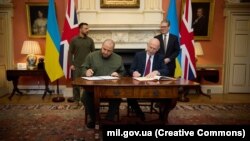 Міністр оборони Рустем Умєров зазначив, угода дозволить в короткостроковій перспективі отримати необхідне озброєння для української армії