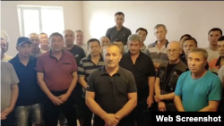 "Шұбаркөл көмір" жұмысшылары видеомәлімдеме жасап тұр.