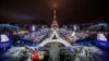 O fotografie realizată din elicopter pe 26 iulie 2024 arată o vedere aeriană a Turnului Eiffel și a Inelelor Olimpice iluminate în timpul ceremoniei de deschidere a Jocurilor Olimpice Paris 2024 din Paris.