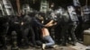 Forțele de ordine arestând un demonstrant pro-european la 1 mai, la Tbilisi. Criticii legii „agenților străini”, care a declanșat protestele repetate, spun că ea blochează parcursul european al țării. 