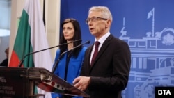 Az új bulgáriai koalíciós megállapodás értelmében a jobbközép GERB párti Marija Gabriel (balra) és a centrista, korrupcióellenes Folytatjuk a Változást pártot képviselő Nikolai Denkov kilenchavonta váltja egymást a kormány élén
