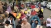 د ورکو خلکو د موندنې لپاره په کراچۍ کې بلوڅان د احتجاج په توګه پر سړک ناست دي ـ پخوانی انځور.