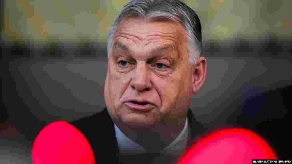 Orbán Viktor az Európai Tanács ülésére érkezve nyilatkozik a sajtónak Brüsszelben, 2023. december 14-én. A miniszterelnök nem vétózott, hanem rövid időre kivonult az ülésről, amikor az ukrán uniós csatlakozási tárgyalások megkezdéséről szavaztak. Orbán távolmaradása vélelmezhetően tartózkodásnak számít, ami viszont a szavazási szabályok értelmében igen szavazatnak minősül. 