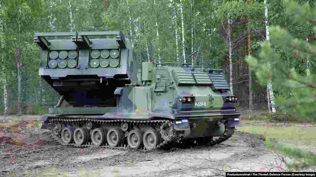 298 ракетных установок RSRAKH 06 Пусковая установка американского производства известна на родине как реактивная система залпового огня M270. РСЗО стреляет теми же управляемыми ракетами, что и пусковые установки HIMARS, которые ставят на грузовые машины. Но эта модель отличается большей мобильностью на бездорожье и большей мощностью 