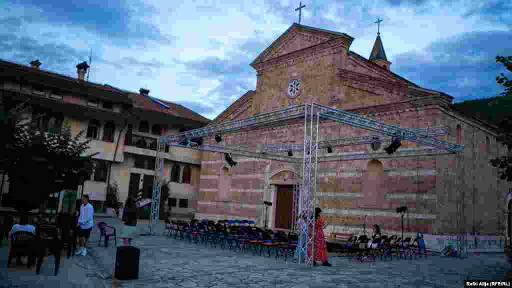 Para Kishës Katolike "Zonja Ndihmëtare" në Prizren mbahen shfaqje në kuadër të festivalit. 