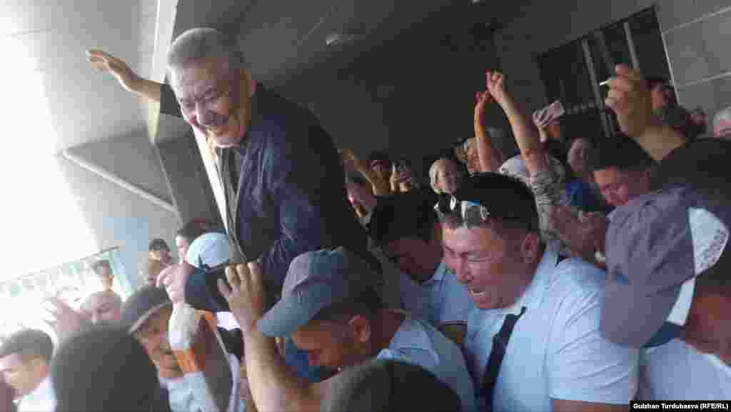 Кемпир-Абад иши боюнча айыпталып, акталган Азимбек Бекназаров. 