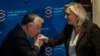Orbán Viktor miniszterelnök üdvözli Marine Le Pent, a francia Nemzeti Tömörülés vezetőjét Varsóban 2021. december 4-én